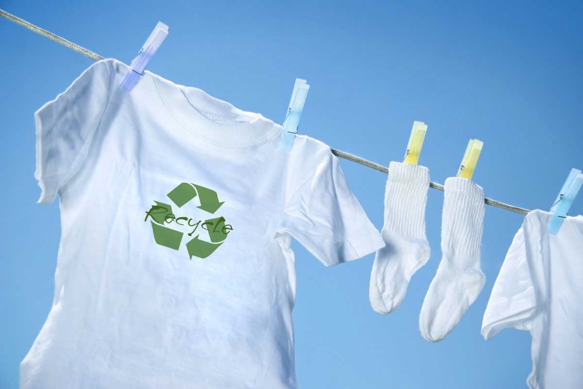 Apprenez à vous habiller de manière éco-responsable et luttez contre la fast fashion. Conseils pratiques pour un style durable et respectueux de l'environnement.
