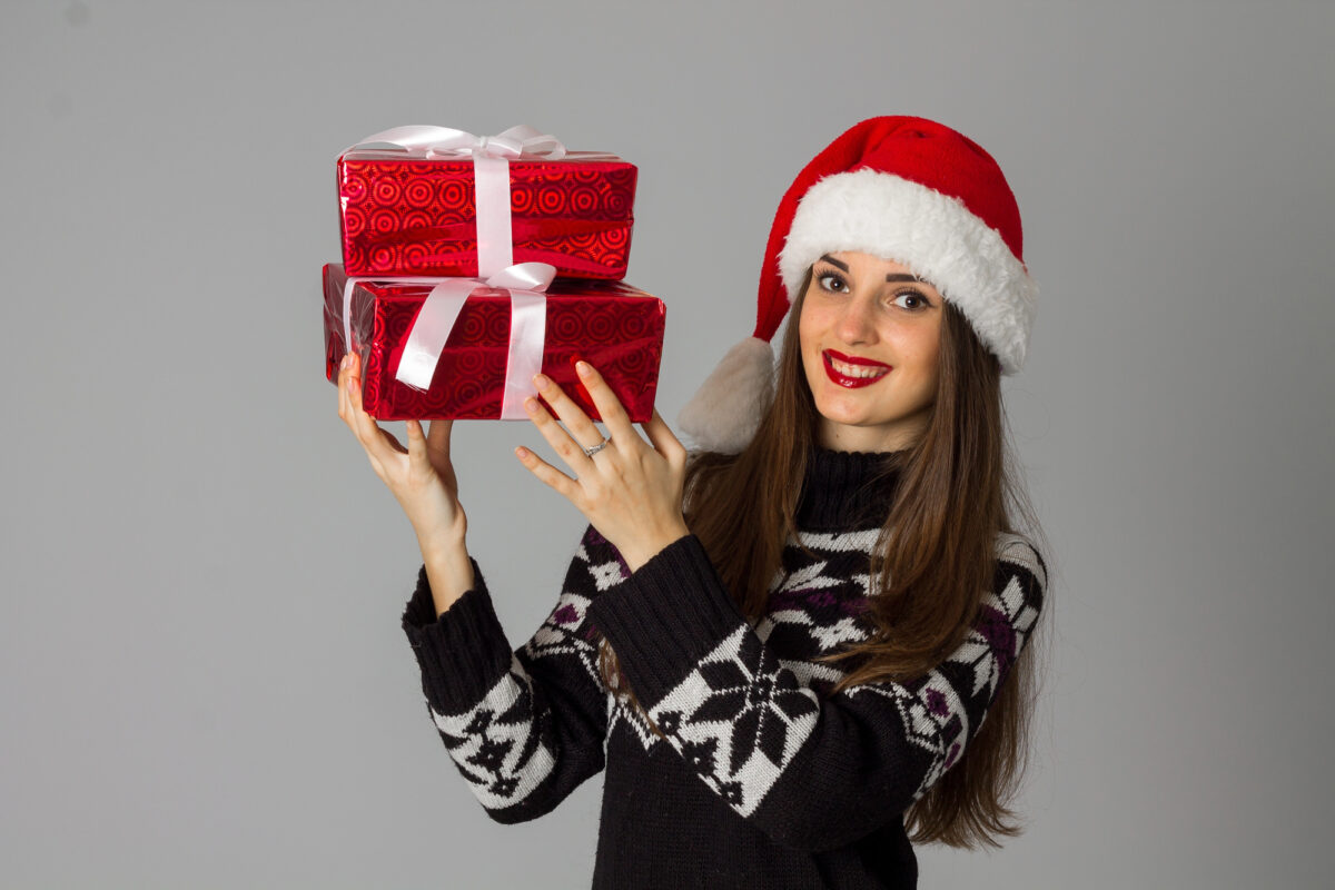 Découvrez l'histoire fascinante du pull de Noël, de ses origines traditionnelles à son évolution en phénomène de mode incontournable.